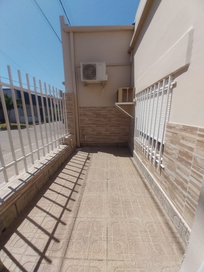 CASA AL FRENTE EN PLANTA BAJA TODOS LOS SERVICIOS