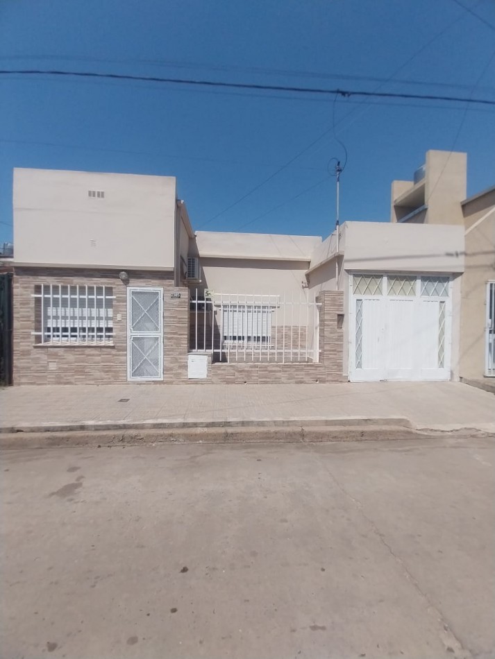 CASA AL FRENTE EN PLANTA BAJA TODOS LOS SERVICIOS