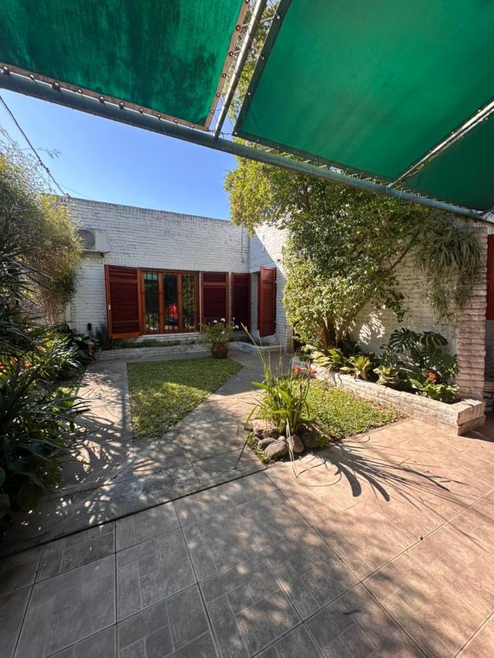 VENTA DE CASA AL FRENTE EN GUADALUPE ESTE