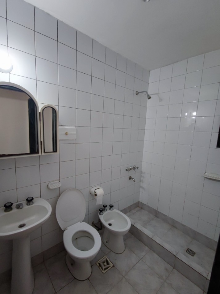 CASA EN SANTO TOME 2/3 DORMITORIOS COCHERA Y PATIO VERDE