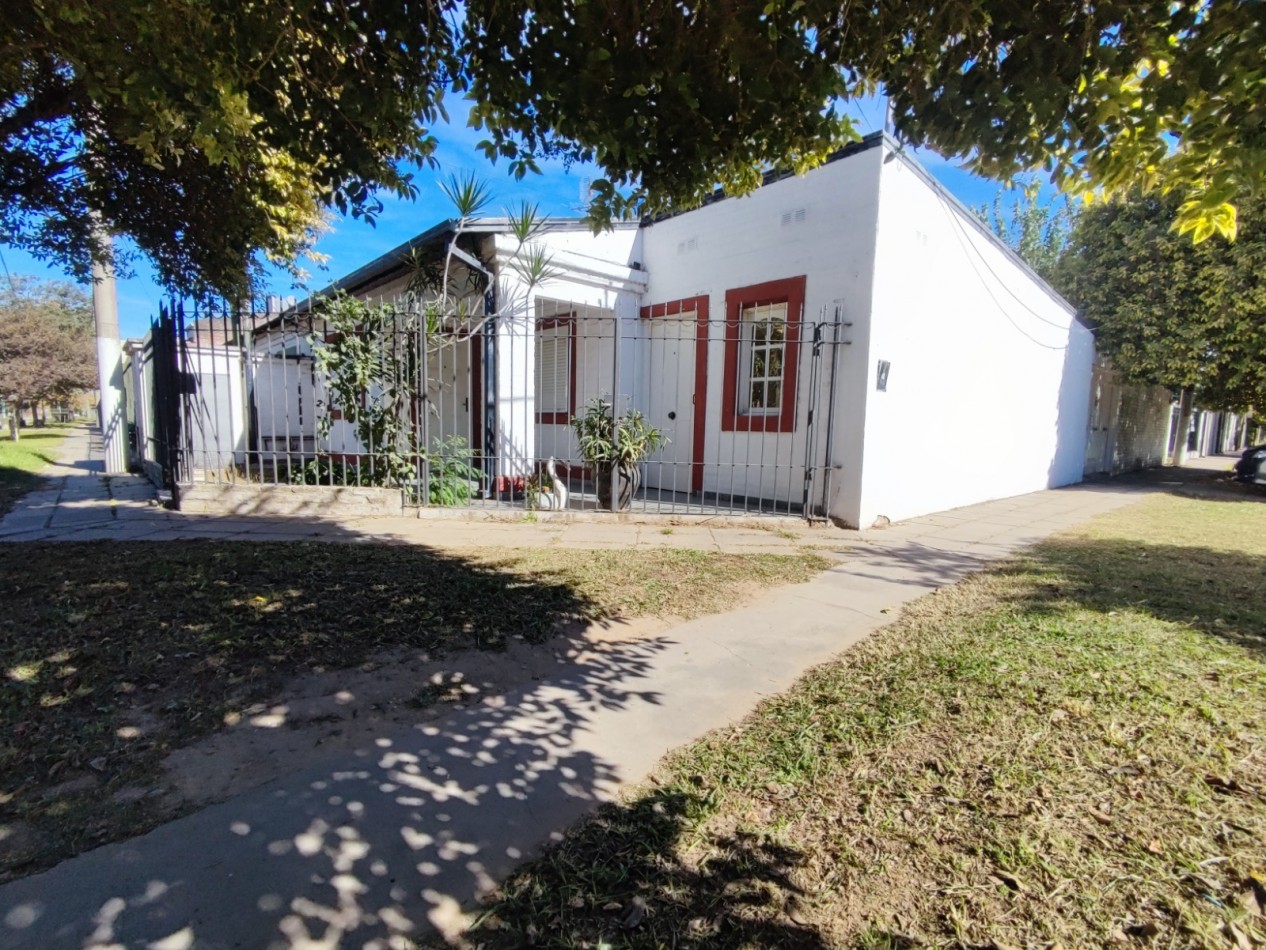 CASA EN SANTO TOME 2/3 DORMITORIOS COCHERA Y PATIO VERDE