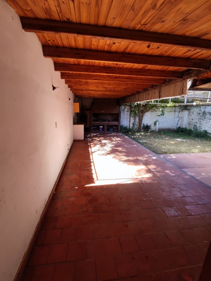 CASA EN SANTO TOME 2/3 DORMITORIOS COCHERA Y PATIO VERDE