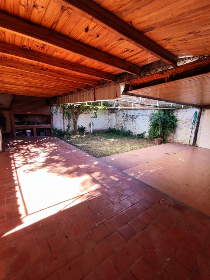 CASA EN SANTO TOME 2/3 DORMITORIOS COCHERA Y PATIO VERDE