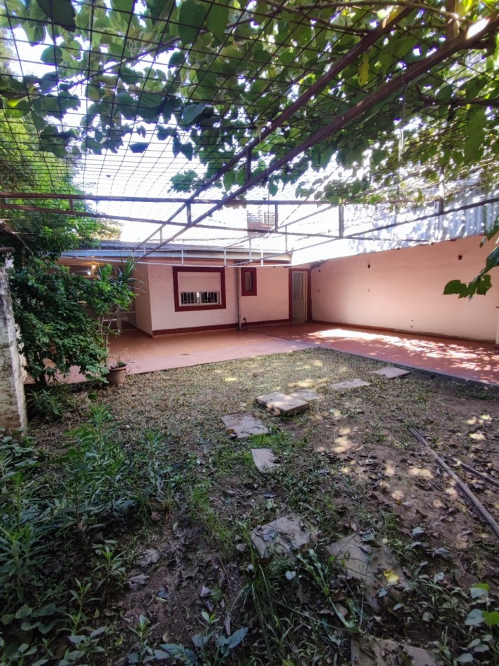 CASA EN SANTO TOME 2/3 DORMITORIOS COCHERA Y PATIO VERDE