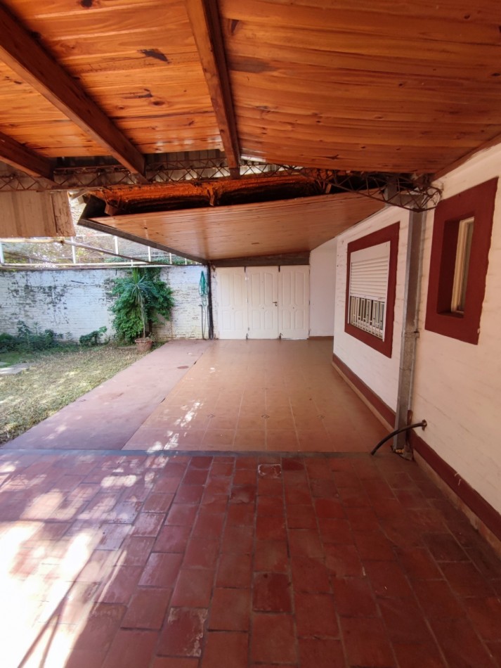 CASA EN SANTO TOME 2/3 DORMITORIOS COCHERA Y PATIO VERDE