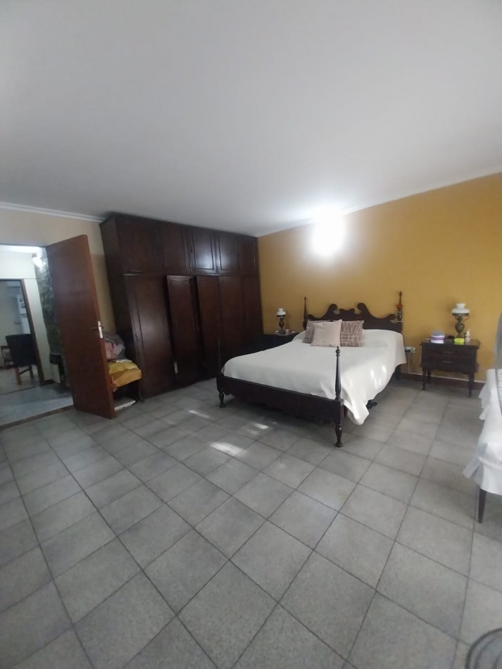 CASA AL FRENTE EN BARRIO SARGENTO CABRAL