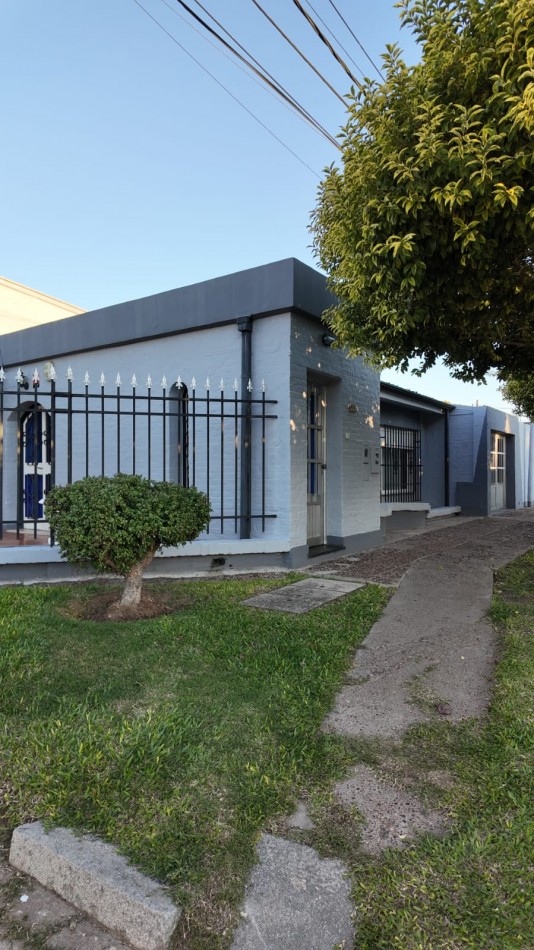 CASA AL FRENTE EN BARRIO SARGENTO CABRAL