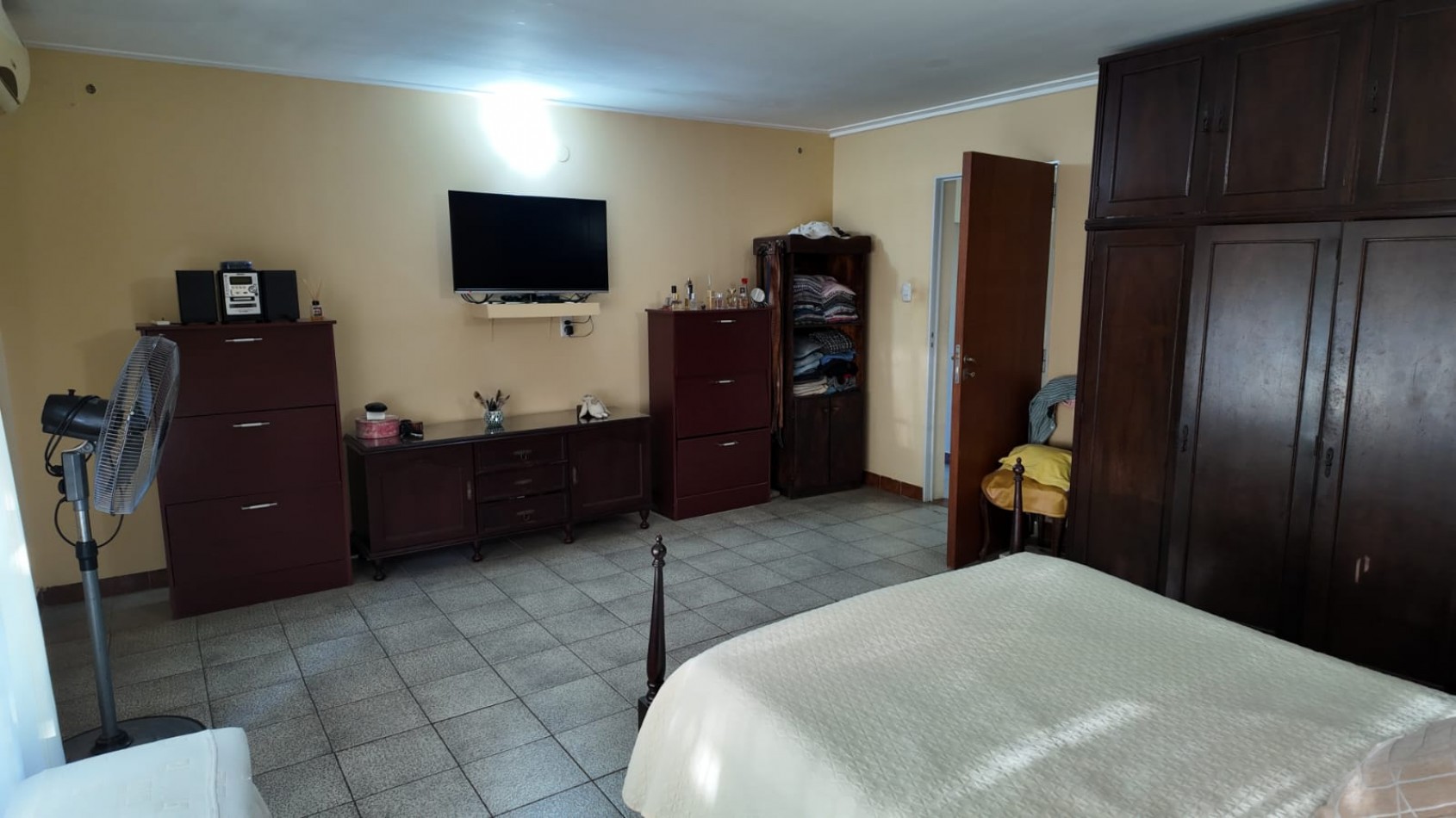 CASA AL FRENTE EN BARRIO SARGENTO CABRAL