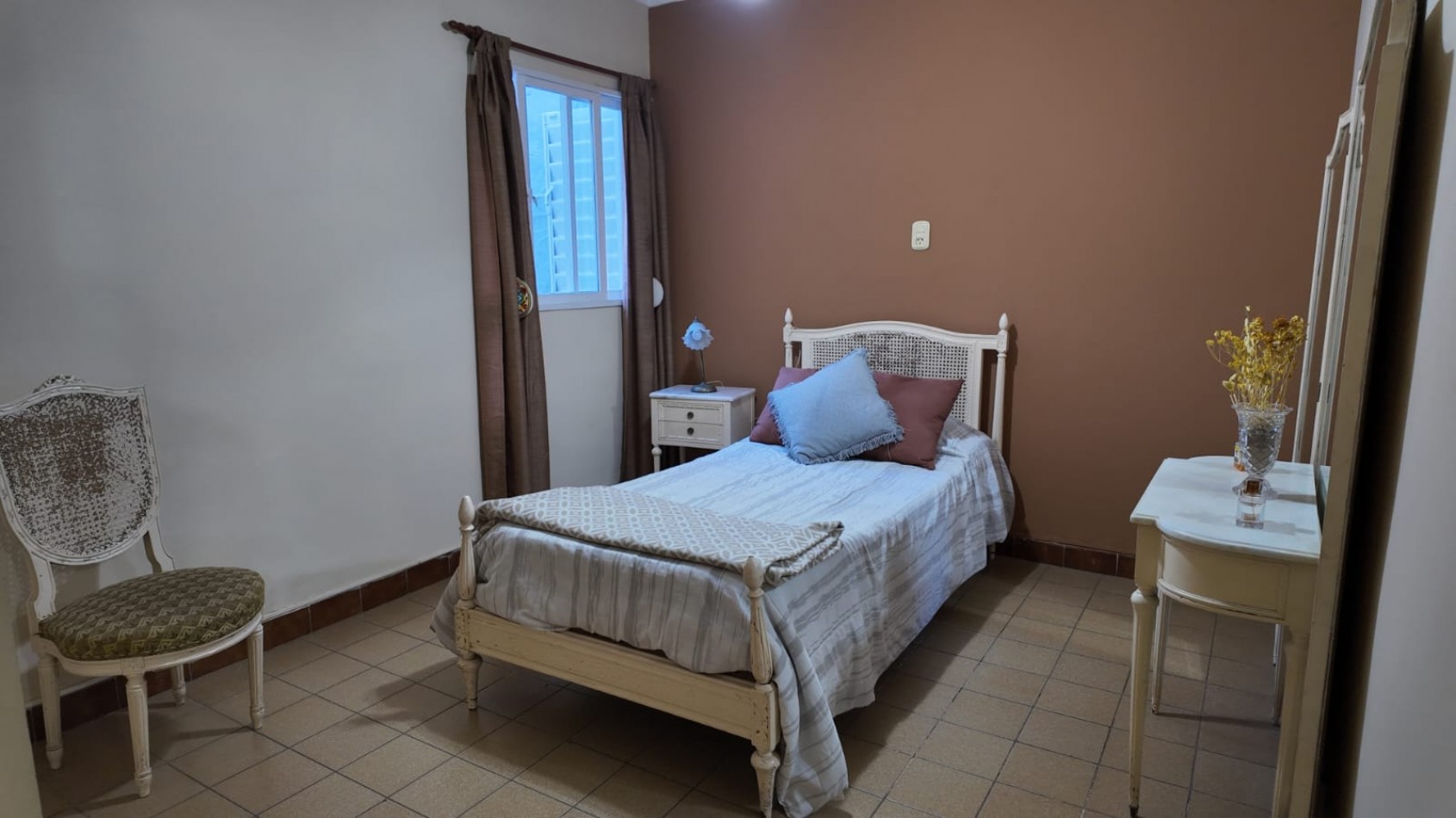 CASA AL FRENTE EN BARRIO SARGENTO CABRAL