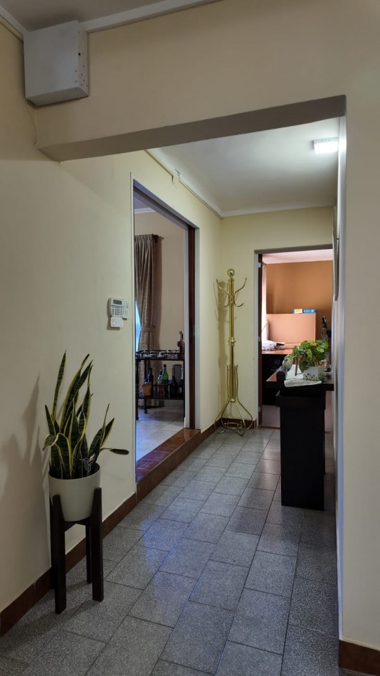 CASA AL FRENTE EN BARRIO SARGENTO CABRAL