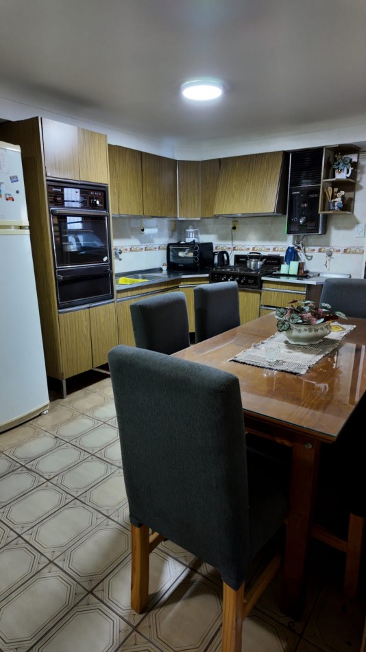 CASA AL FRENTE EN BARRIO SARGENTO CABRAL