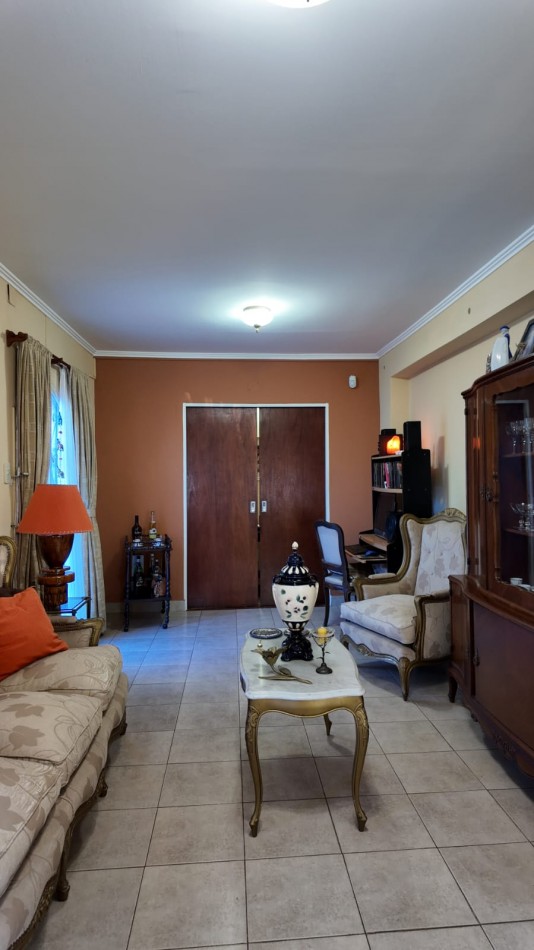 CASA AL FRENTE EN BARRIO SARGENTO CABRAL