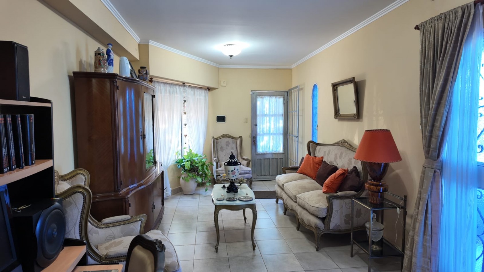 CASA AL FRENTE EN BARRIO SARGENTO CABRAL