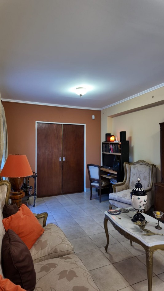 CASA AL FRENTE EN BARRIO SARGENTO CABRAL