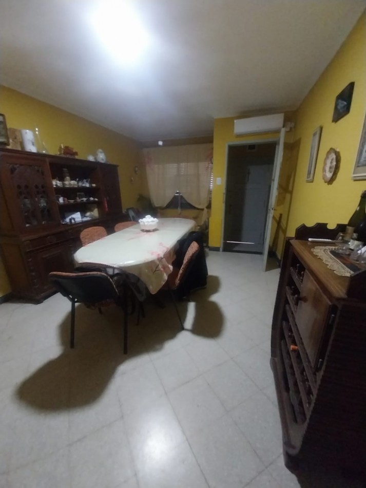 CASA AL FRENTE CON COCHERA EN PLANTA BAJA A METROS DE LA PEATONAL