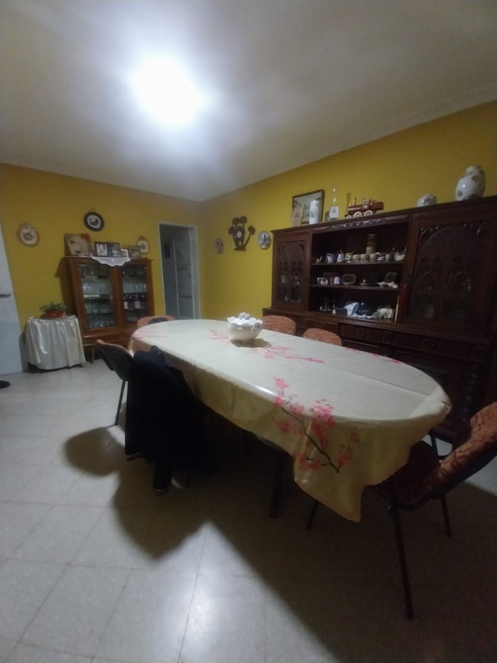 CASA AL FRENTE CON COCHERA EN PLANTA BAJA A METROS DE LA PEATONAL