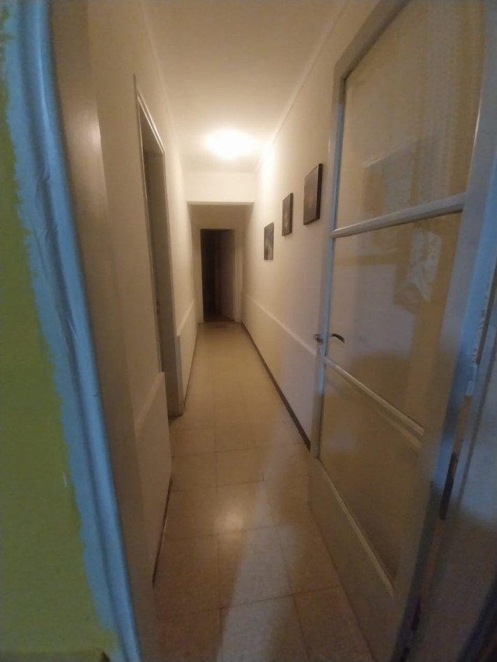 CASA AL FRENTE CON COCHERA EN PLANTA BAJA A METROS DE LA PEATONAL