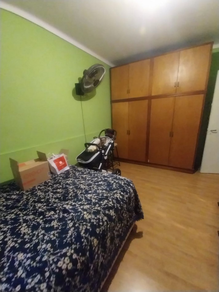 CASA AL FRENTE CON COCHERA EN PLANTA BAJA A METROS DE LA PEATONAL