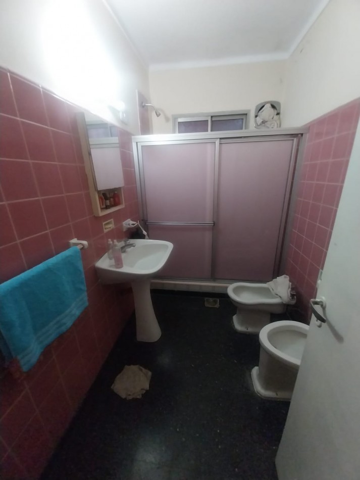 CASA AL FRENTE CON COCHERA EN PLANTA BAJA A METROS DE LA PEATONAL