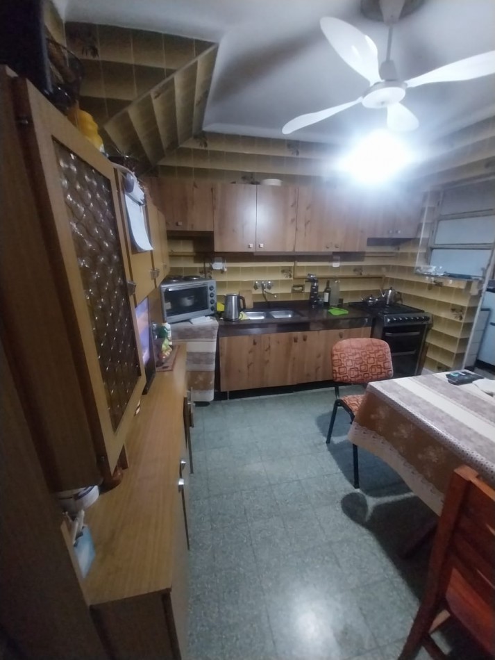 CASA AL FRENTE CON COCHERA EN PLANTA BAJA A METROS DE LA PEATONAL