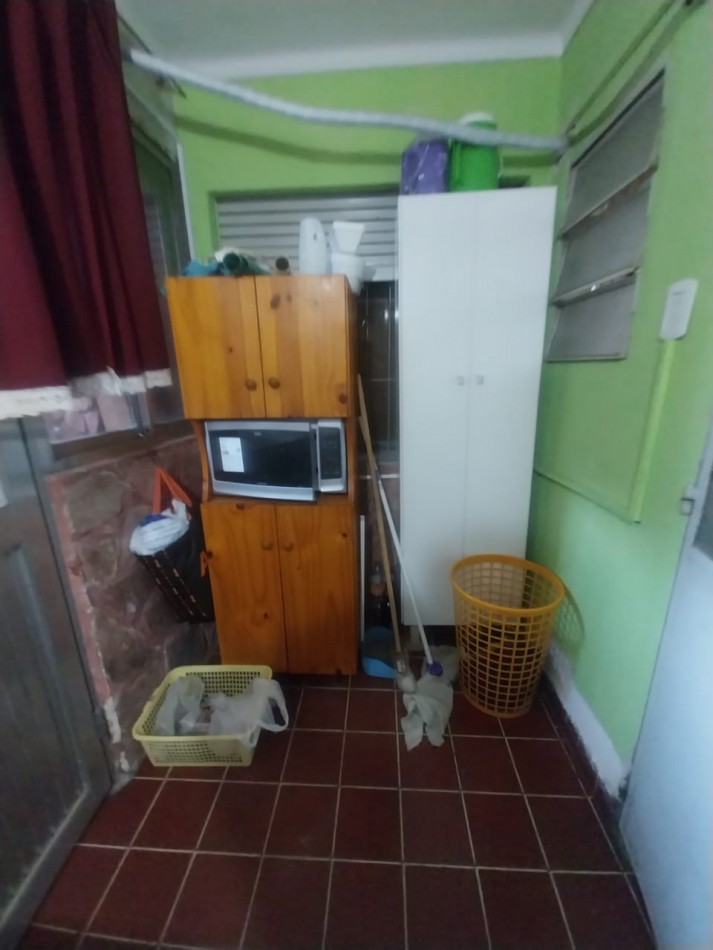 CASA AL FRENTE CON COCHERA EN PLANTA BAJA A METROS DE LA PEATONAL