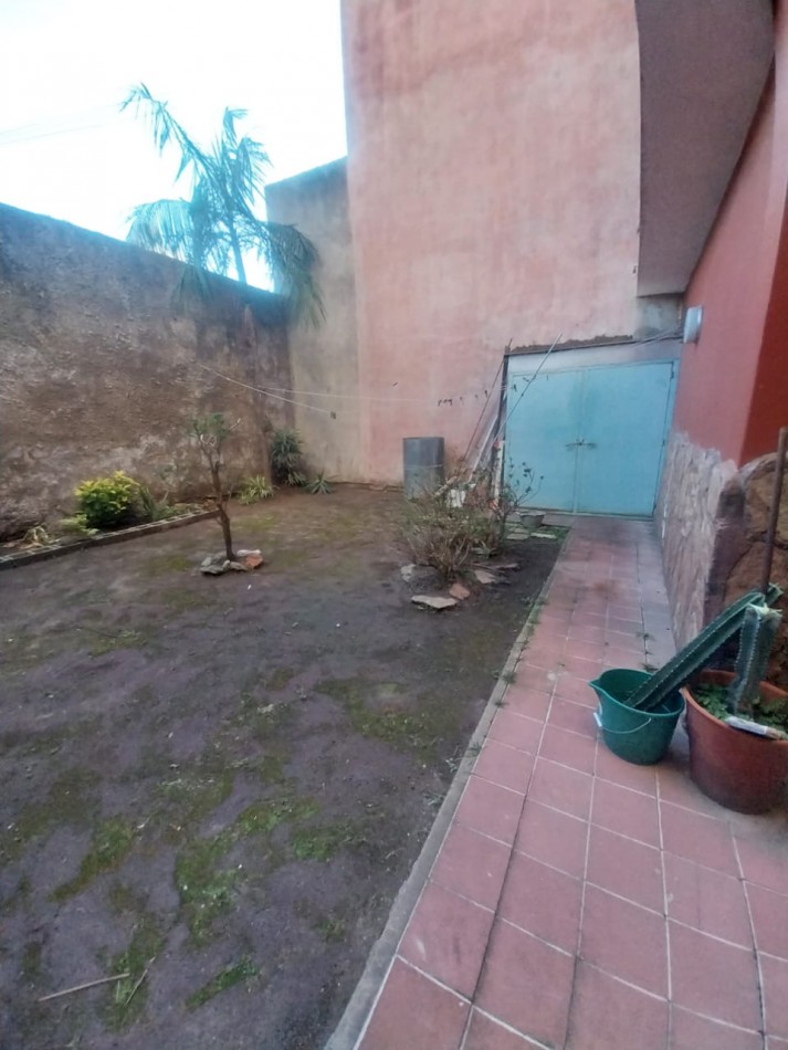 CASA AL FRENTE CON COCHERA EN PLANTA BAJA A METROS DE LA PEATONAL