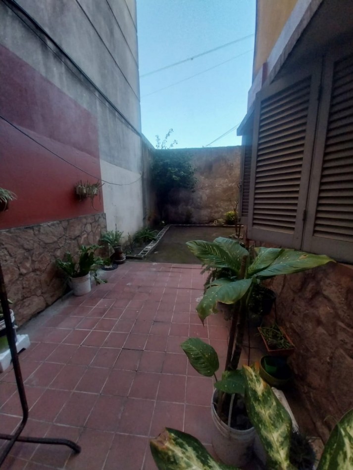 CASA AL FRENTE CON COCHERA EN PLANTA BAJA A METROS DE LA PEATONAL