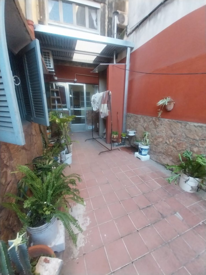 CASA AL FRENTE CON COCHERA EN PLANTA BAJA A METROS DE LA PEATONAL