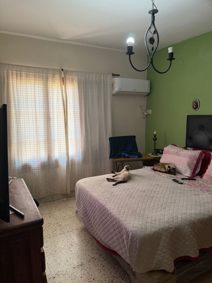 CASA DE 5 DORMITORIOS Y 3 BAÑOS