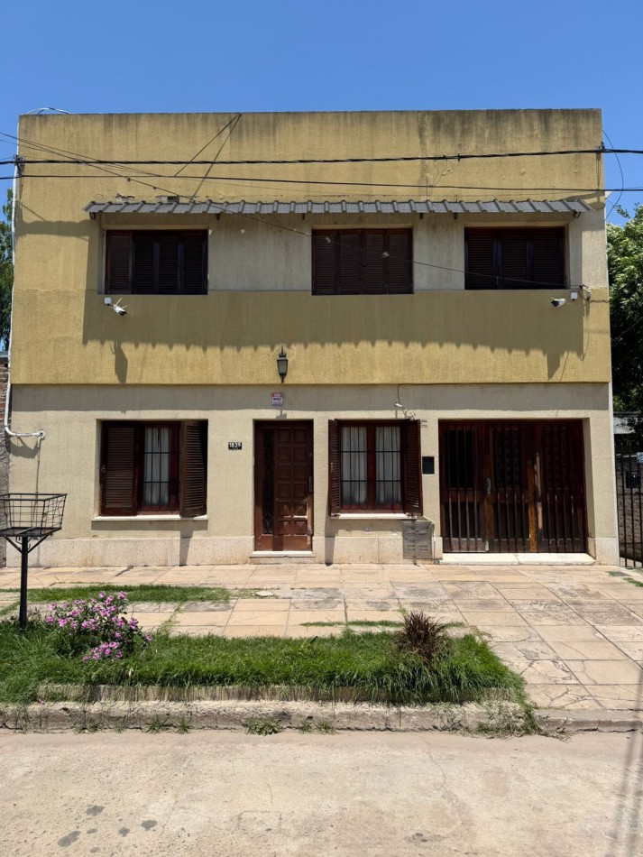 CASA DE 5 DORMITORIOS Y 3 BAÑOS