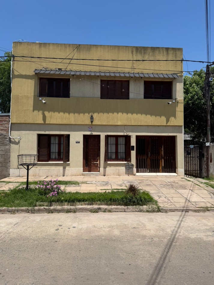 CASA DE 5 DORMITORIOS Y 3 BAÑOS