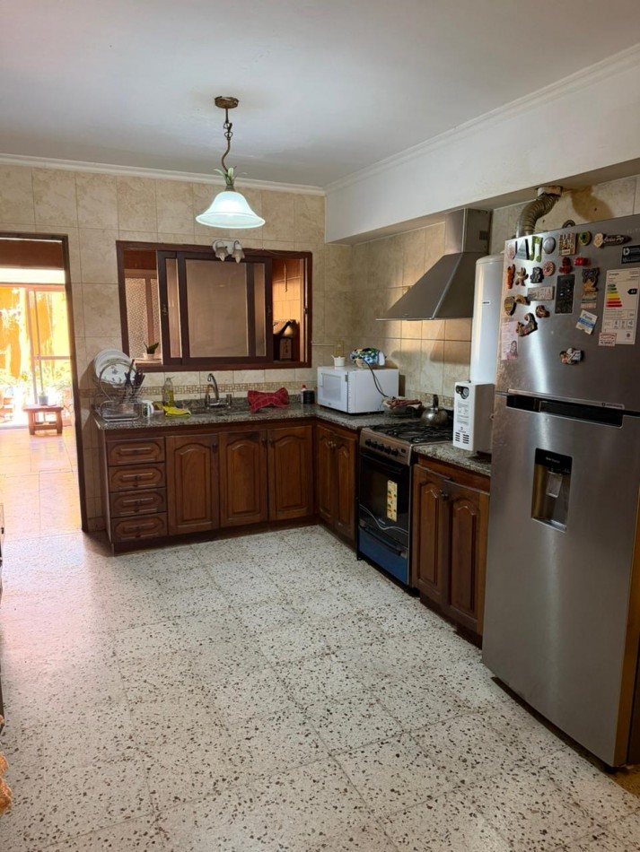 CASA DE 5 DORMITORIOS Y 3 BAÑOS